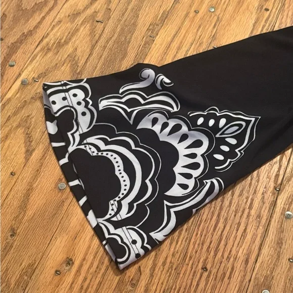 White House Black Market Women’s Tunic Top Small Black White Print Bell Sleeves. - Picture 4 of 8